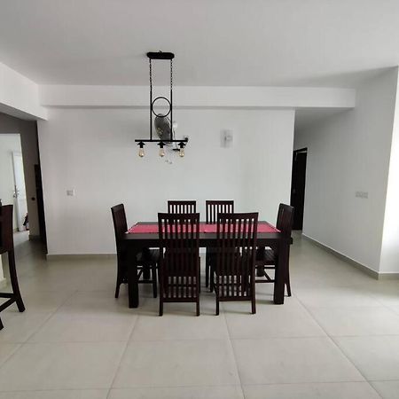 Modern Apartment In Close Proximity To The Beach Colombo Buitenkant foto