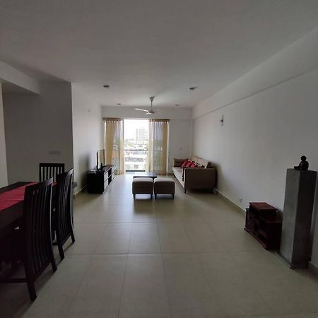 Modern Apartment In Close Proximity To The Beach Colombo Buitenkant foto