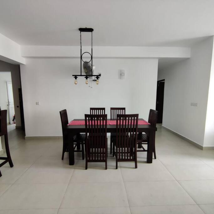 Modern Apartment In Close Proximity To The Beach Colombo Buitenkant foto