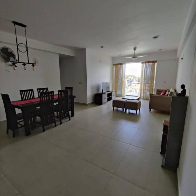 Modern Apartment In Close Proximity To The Beach Colombo Buitenkant foto