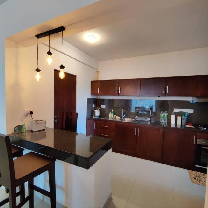 Modern Apartment In Close Proximity To The Beach Colombo Buitenkant foto