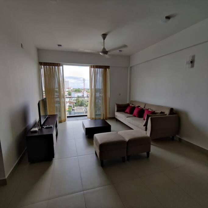 Modern Apartment In Close Proximity To The Beach Colombo Buitenkant foto