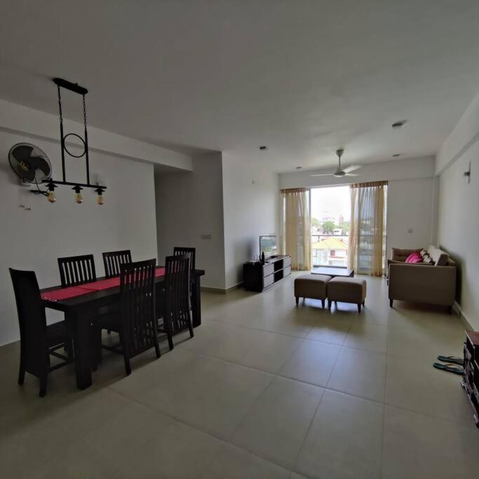 Modern Apartment In Close Proximity To The Beach Colombo Buitenkant foto