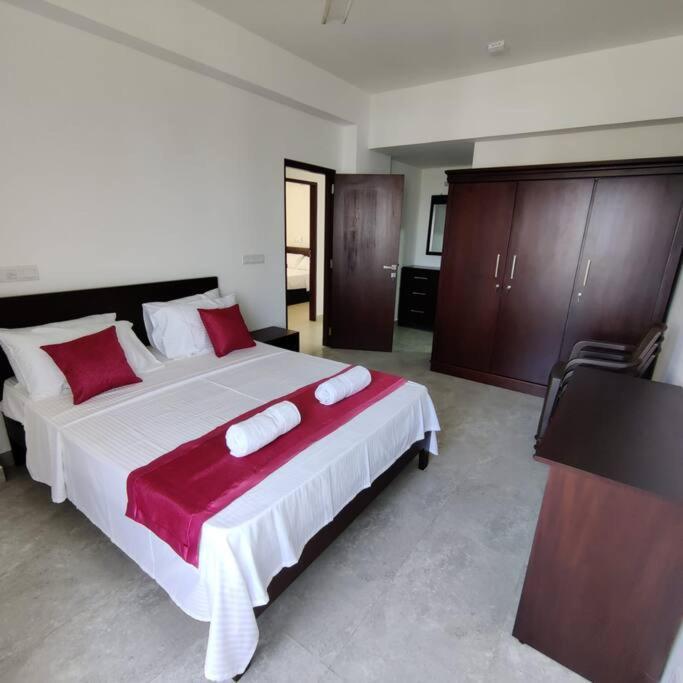 Modern Apartment In Close Proximity To The Beach Colombo Buitenkant foto